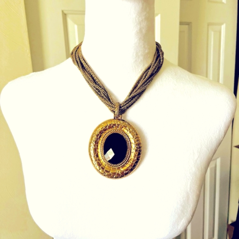 •Gorgeous Black Medallion Statement Necklace - Picture 2 of 3
